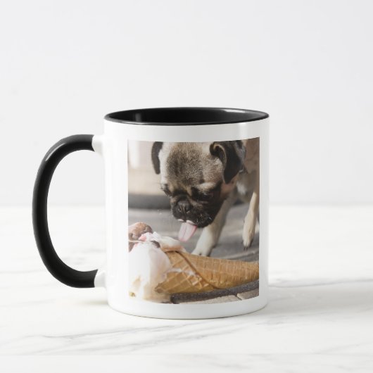 Mug Un chien mangeant une crème glacée d'un trottoir (Gauche)