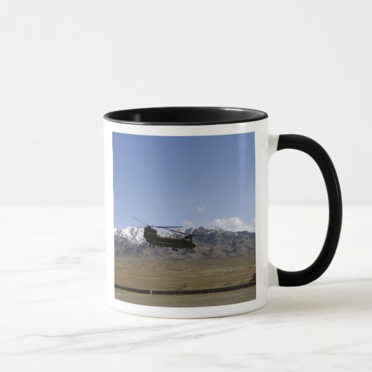 Mug Un Chinook CH-47 décolle (Droite)
