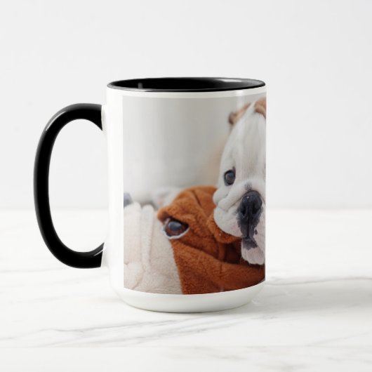 Mug Un chiot anglais de bouledogue jouant avec un (Gauche)