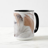 Mug Un chiot anglais de bouledogue jouant avec un (Devant droit)