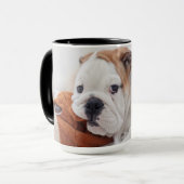 Mug Un chiot anglais de bouledogue jouant avec un (Devant gauche)