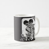 Mug Un couple de squelette s'accrocher à un (Devant droit)