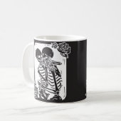 Mug Un couple de squelette s'accrocher à un (Devant gauche)