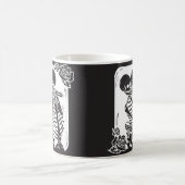 Mug Un couple de squelette s'accrocher à un (Centre)