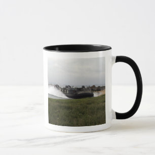 Mug Un coussin d'air de barge de débarquement vient 