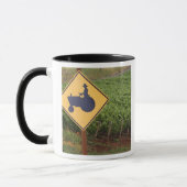 Mug Un croisement jaune de tracteur signent dedans le (Gauche)