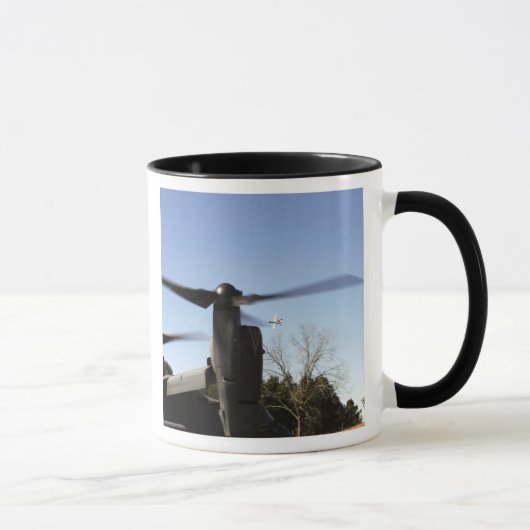 Mug Un CV-22 Osprey se prépare à décoller (Droite)