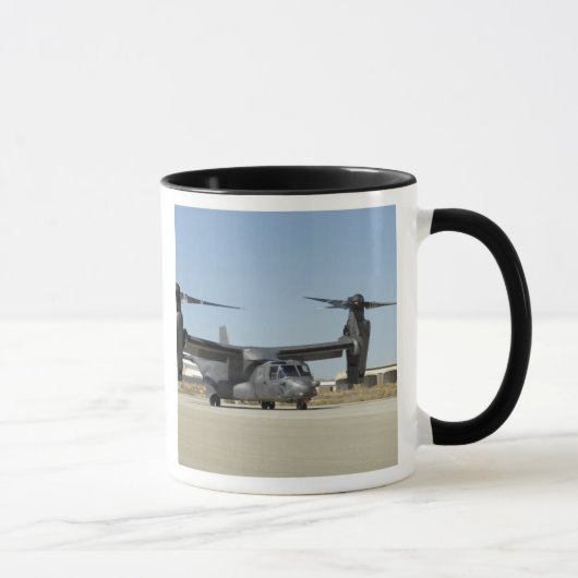 Mug Un CV-22 Osprey se prépare au décollage (Droite)