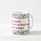 Mug Un dermatologue médecin de jeu de mots cadeau moti (Devant droit)