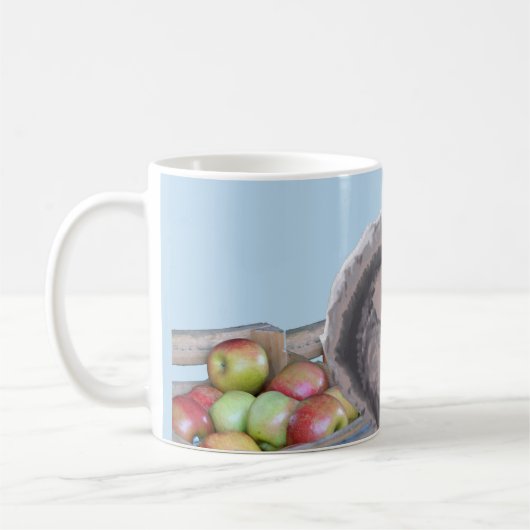Mug Un écureuil mignon mange une pomme sur un crate de (Gauche)