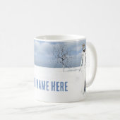 Mug Un elfe féminin marchant dans la neige. Texte pers (Devant droit)