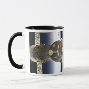 Mug Un engin spatial Soyouz rétroéclairé par la Terre