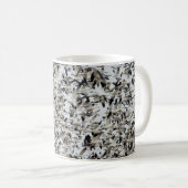 MUG UN ÉNORME FLOC DENSE D'OEUVRE DE NEIGE S'ENSEMBLE (Devant droit)