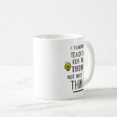 Mug Un enseignant enseigne aux enfants à ne pas penser (Devant droit)