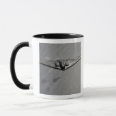 Mug Un Esprit B-2 survole l'océan Pacifique (Gauche)