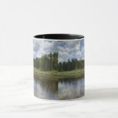 Mug Un étang immobile reflétant les nuages (Centre)