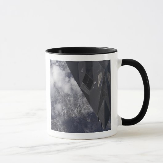 Mug Un F-117A Nighthawk survole la montagne (Droite)
