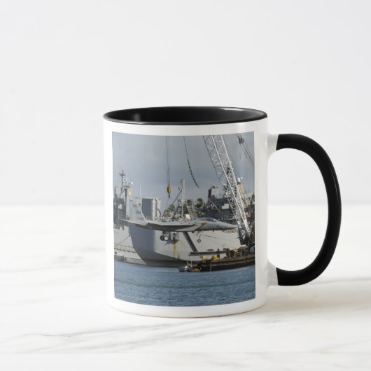 Mug Un F-15 Eagle prend un ascenseur d'une grue à péni (Droite)