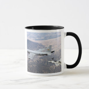 Mug Un F-22 Raptor reçoit le carburant d'un KC-135