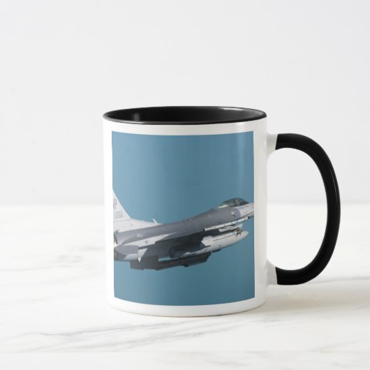 Mug Un Faucon de combat F-16 en vol (Droite)
