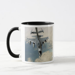 Mug Un faucon F-16 de combat réapprovisionne en