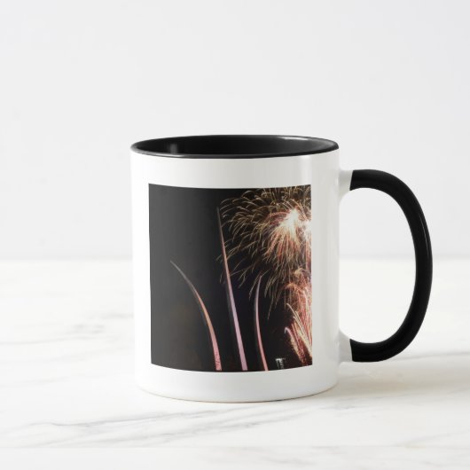 Mug Un feu d'artifice illumine le mémorial de la Force (Droite)