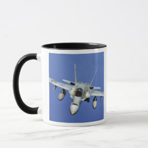Mug Un frelon F/A-18 participe à une mission