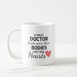 Mug Un Grand Médecin Guérit les Cœurs Personnalisé