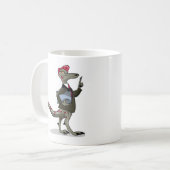 Mug Un Greffier De Caricature Iguanodon. (Devant gauche)