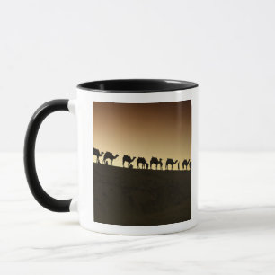 Mug Un groupe de chameliers avec leurs chameaux