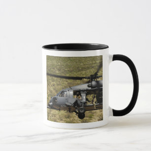 Mug Un HH-60 pave le faucon vole au-dessus du désert