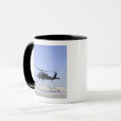 Mug Un HH-60G Pave Hawk décolle du Camp Bastio (Devant gauche)