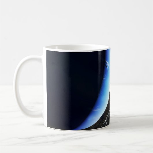 Mug Un Hippocamp de la minuscule lune de Neptune. (Gauche)