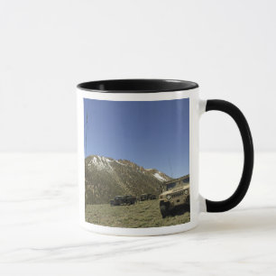 Mug Un Humvee est garé sur le site de retransmission