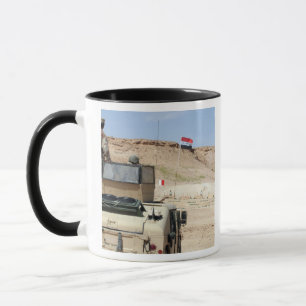 Mug Un instructeur regarde comme un soldat de l'armée 
