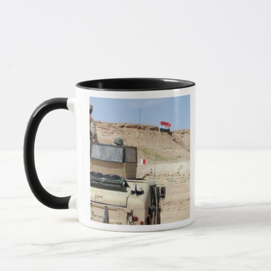Mug Un instructeur regarde comme un soldat de l'armée  (Gauche)