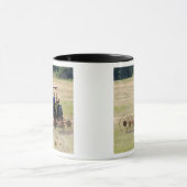 Mug Un jeune garçon conduisant une moisson de tracteur (Centre)