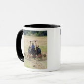 Mug Un jeune garçon conduisant une moisson de tracteur (Devant gauche)