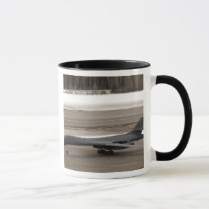 Mug Un Lancer B-1B effectue une touche et va