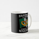 Mug Un Mariage nigérian Marrie, drapeau noir du mariag (Devant droit)