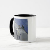 Mug Un marin américain tire un M2HB de calibre 50 (Devant gauche)