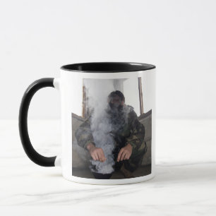 Mug Un marin remplit la chambre à gaz avec plus de gaz