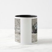 Mug Un Marine américain guide le conducteur d'un Humve (Centre)