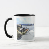 Mug Un Marine américain réglant son arme (Gauche)