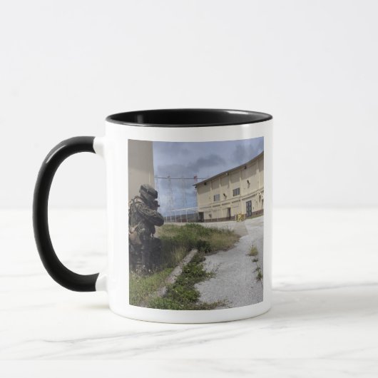 Mug Un Marine assure la sécurité (Gauche)