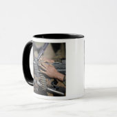 Mug Un Marine charge une mitrailleuse M-240G (Devant gauche)