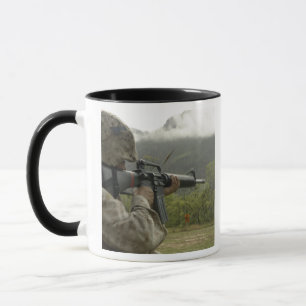 Mug Un Marine effectue des exercices