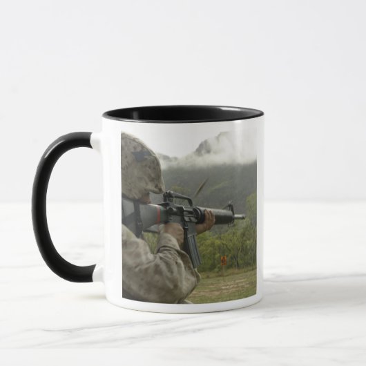 Mug Un Marine effectue des exercices (Gauche)