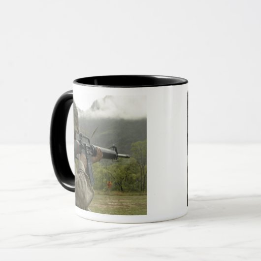 Mug Un Marine effectue des exercices (Devant gauche)