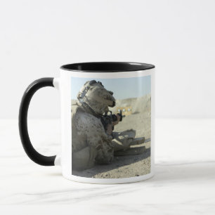 Mug Un Marine lance un fusil de service M16A2